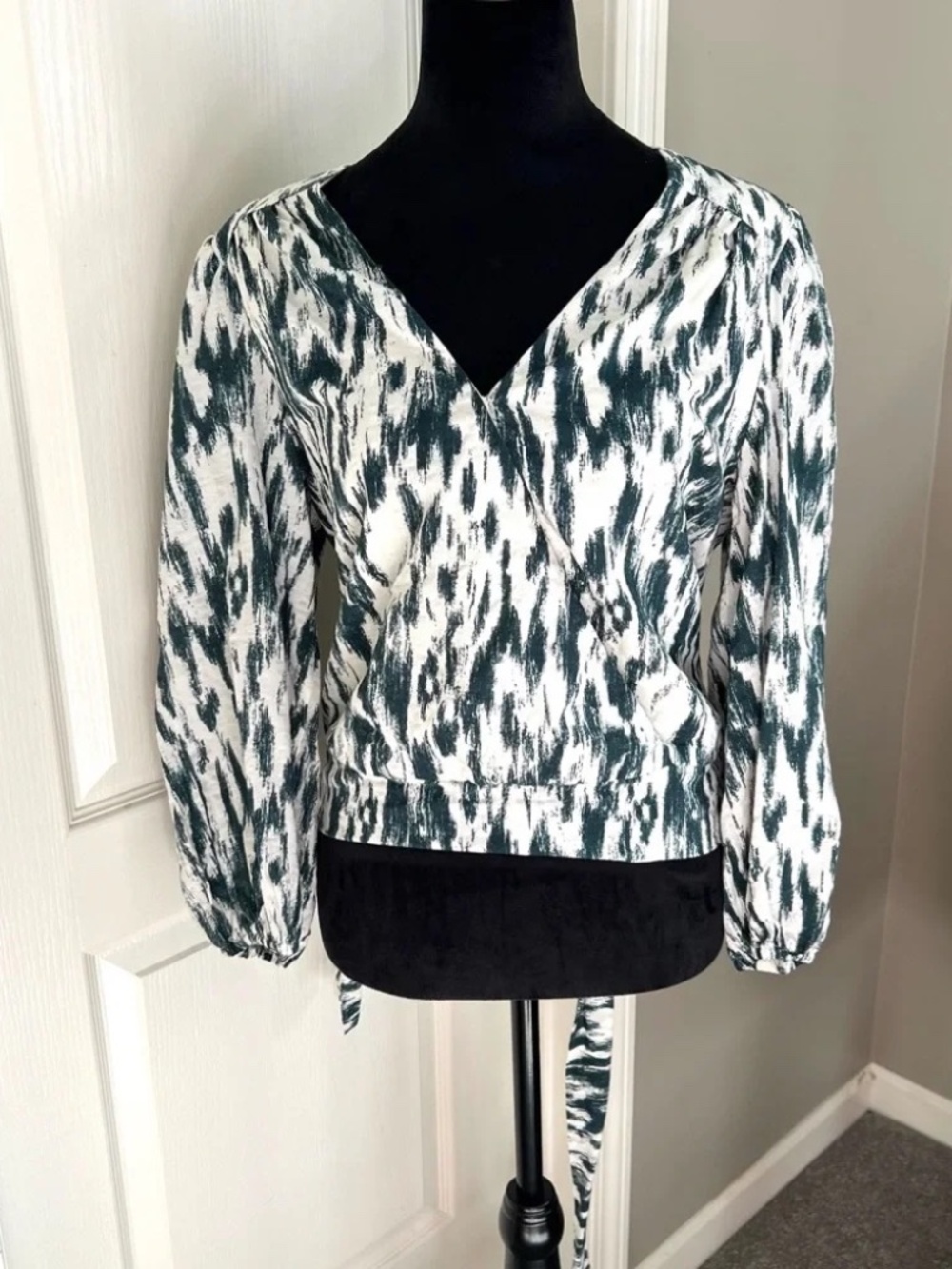 Evereve Size Medium M White and Green Wrap Blouse with Graphic Design lot6473